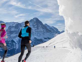 Two runners during a winter trail run between Grindelwald First and Bachalpsee.