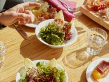 Un copieux brunch composé de pain frais, d’une sélection de plats chauds et froids ainsi que de boissons est servi au restaurant 360° du Piz Gloria.