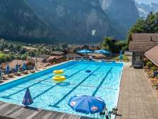 Schwimmbad in Lauterbrunnen mit Aussicht ins Lauterbrunnental und Blick auf die Jungfrau.