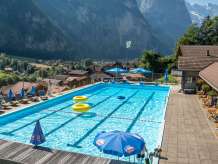 Swimming pool in Lauterbrunnen with a view of the Lauterbrunnen Valley and the Jungfrau.