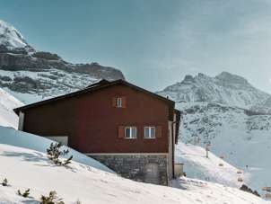 Winter in Grindelwald: A cabin and chairlift in front of the Eiger.