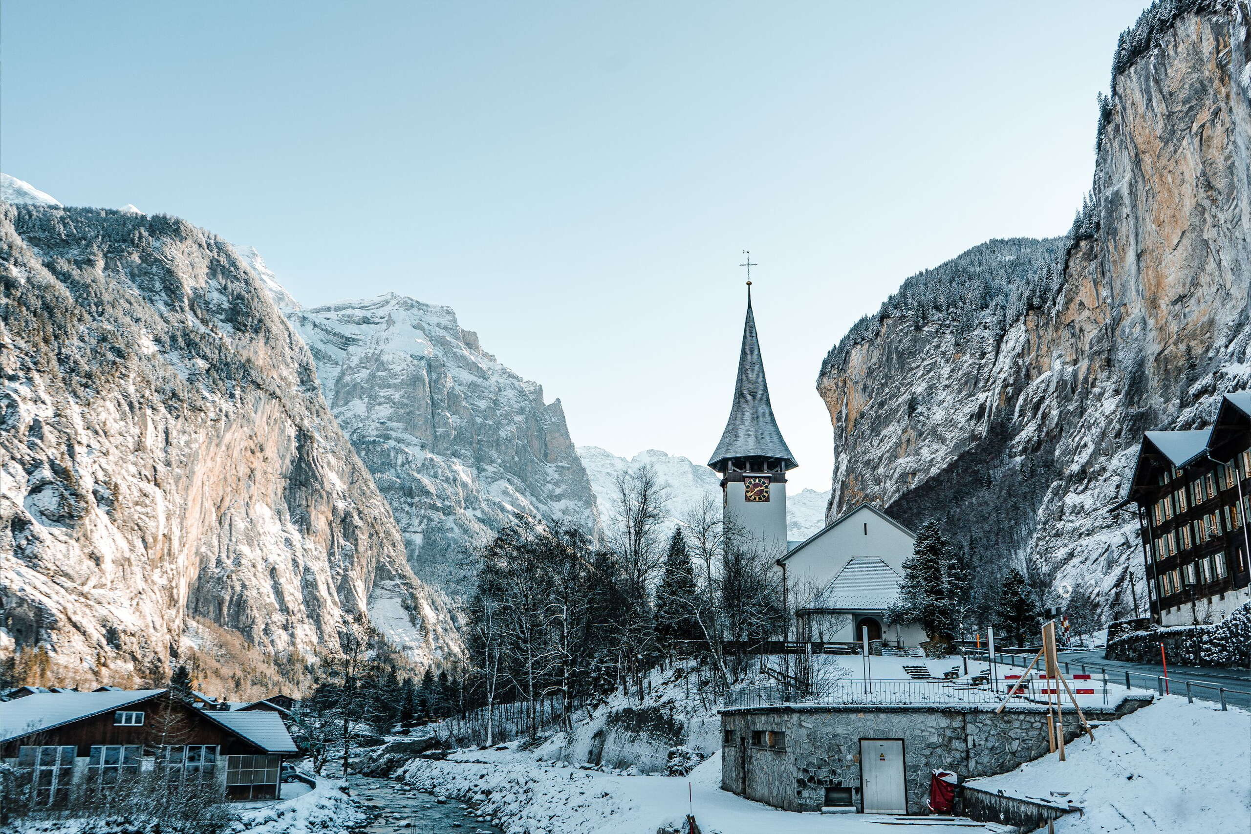 Die Kirche im Dorf Lauterbrunnen im Winter. Im Hintergrund der Staubbachfall.