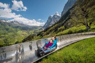 Pfingstegg toboggan run for two people, with a view of Grindelwald.
