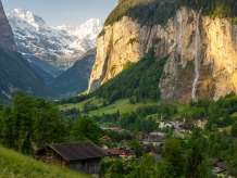 Blick auf das Dorf Lauterbrunnen mit dem Staubbachfall im Hintergrund