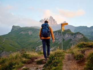 With the Lobhörner in view: A hiker on the trail above Mürren, high above the Lauterbrunnen Valley.