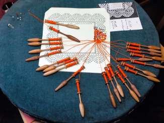 In Lauterbrunnen, you can learn the traditional craft of bobbin lace-making. The yarn and thread are provided.