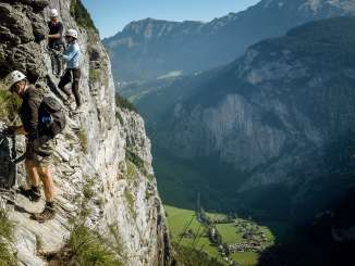Climb along the vertical cliffs with a view of the Lauterbrunnen Valley. The via ferrata in Mürren offers pure adrenaline.