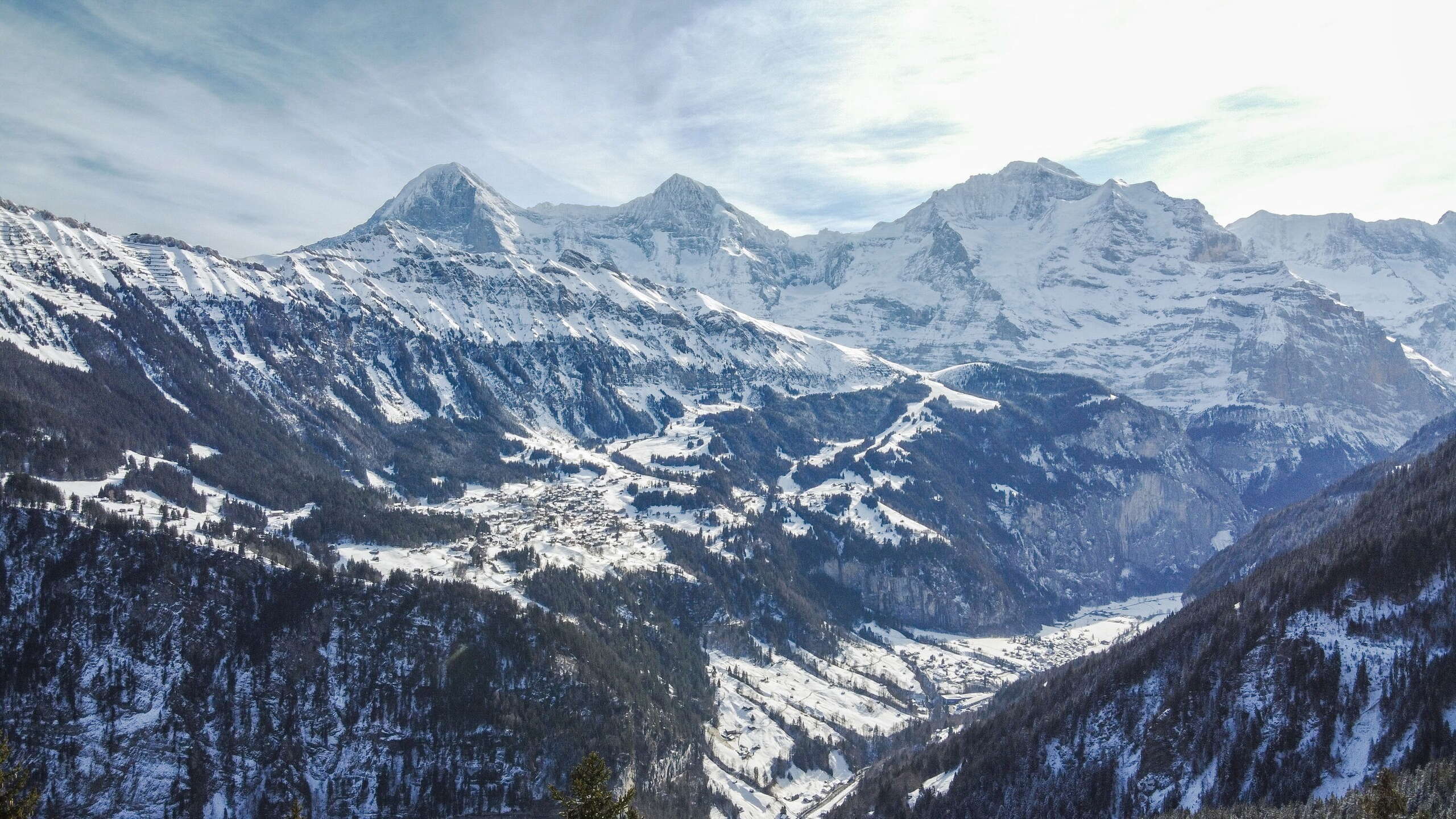 Blick ins Lauterbrunnental, auf Wengen und das Dreigestirn Eiger, Mönch und Jungfrau.