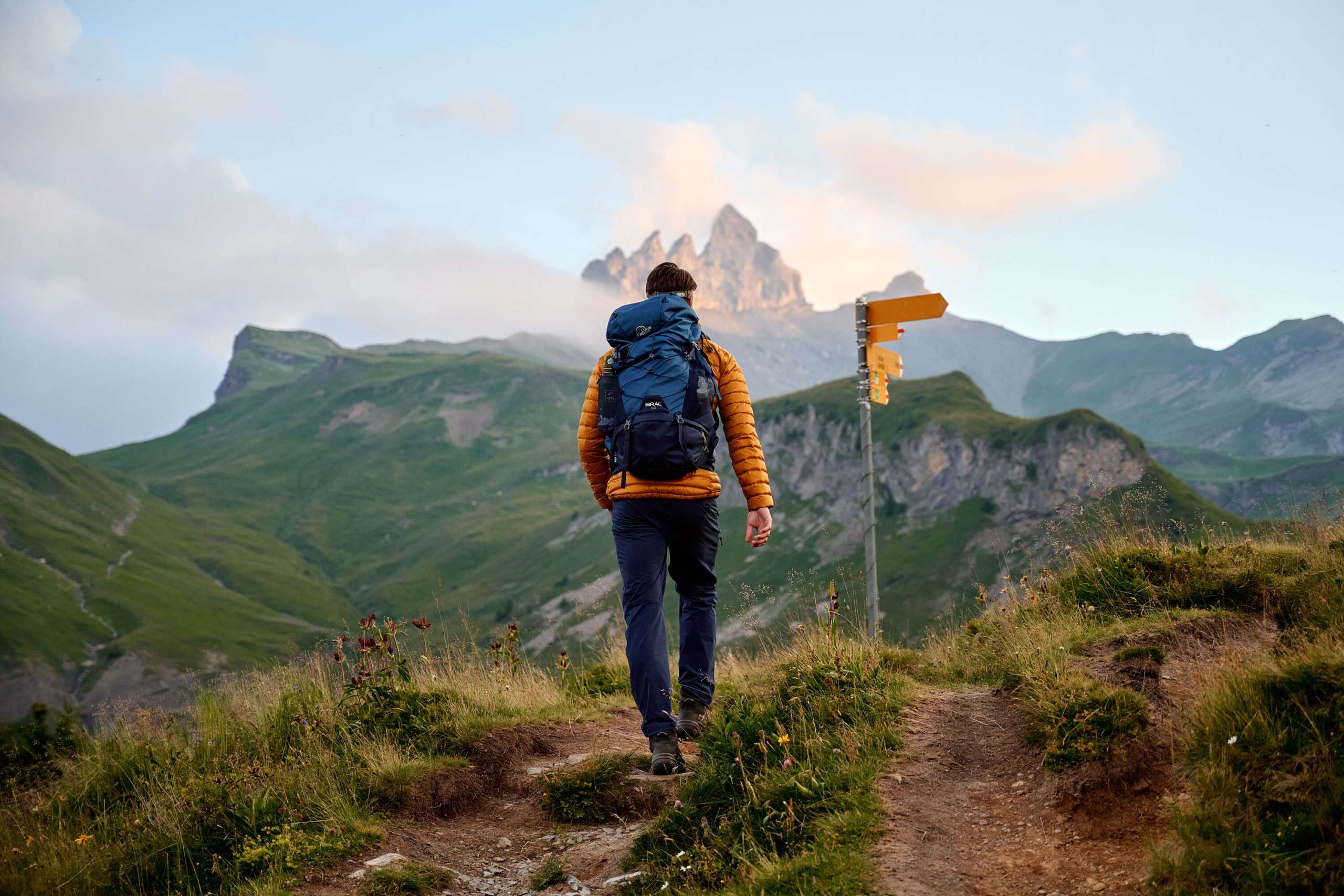 Die Lobhörner vor Augen: Ein Wanderer unterwegs oberhalb von Mürren, hoch über dem Lauterbrunnental.