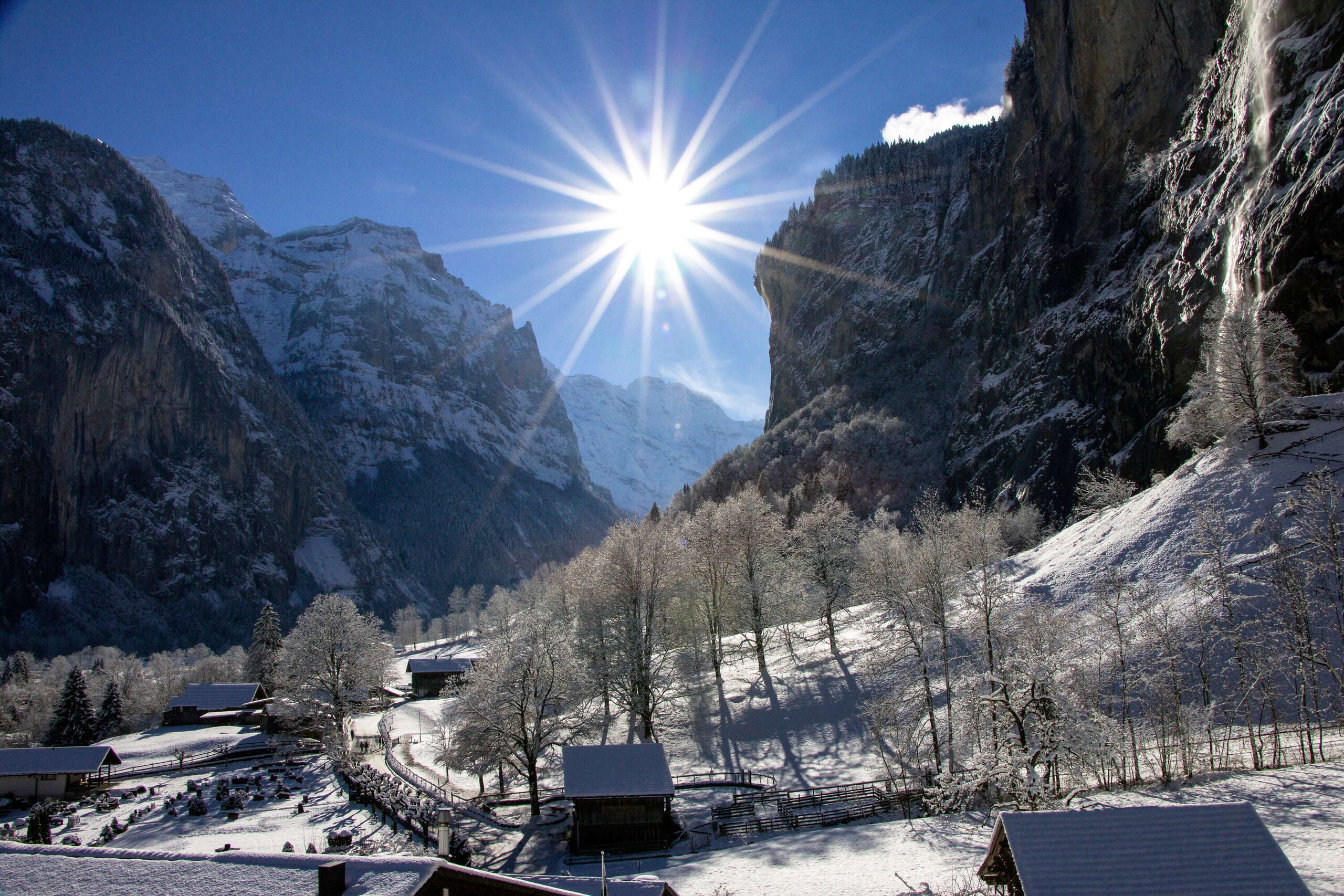 Das Dorf Lauterbrunnen im winterlichen Sonnenschein.