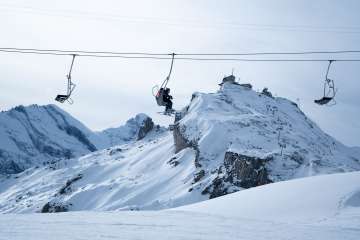 Skiers on the ski lift at the Mürren-Schilthorn ski resort.
