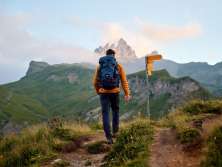 With the Lobhörner in view: A hiker on the trail above Mürren, high above the Lauterbrunnen Valley.