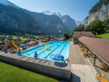 Schwimmbad in Lauterbrunnen mit Aussicht ins Lauterbrunnental und Blick auf die Jungfrau.