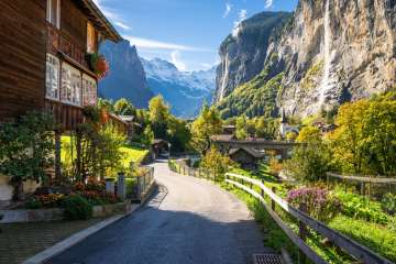 Dorf Lauterbrunnen mit Sicht auf die Kirche und Staubbachfall
