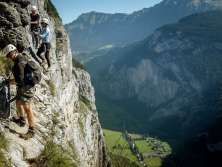Climb along the vertical cliffs with a view of the Lauterbrunnen Valley. The via ferrata in Mürren offers pure adrenaline.