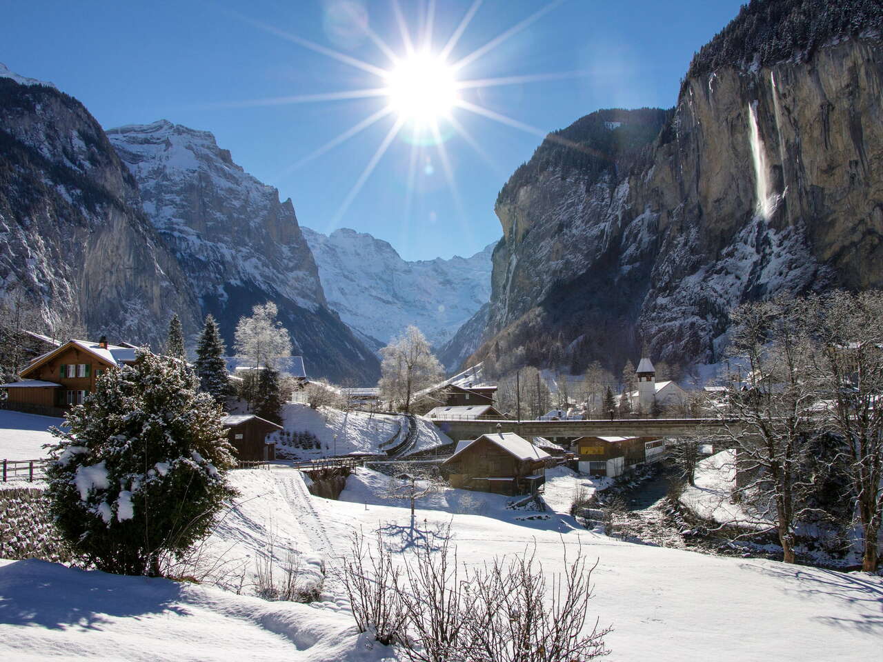 Das Dorf Lauterbrunnen im Winter mit Kirche und Staubbachfall.