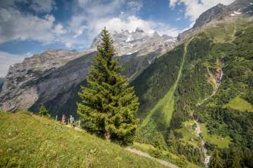 Wanderung im hinteren Lauterbrunnental. Hoch über dem Lauterrunnental hat man einen einmahligen Ausblick über das hintere Lauterbrunnental mit seinen Wasserfällen.