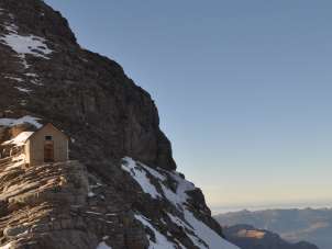 Le refuge Silberhornhütte se trouve sur la crête. 