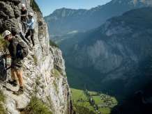 Climb along the vertical cliffs with a view of the Lauterbrunnen Valley. The via ferrata in Mürren offers pure adrenaline.