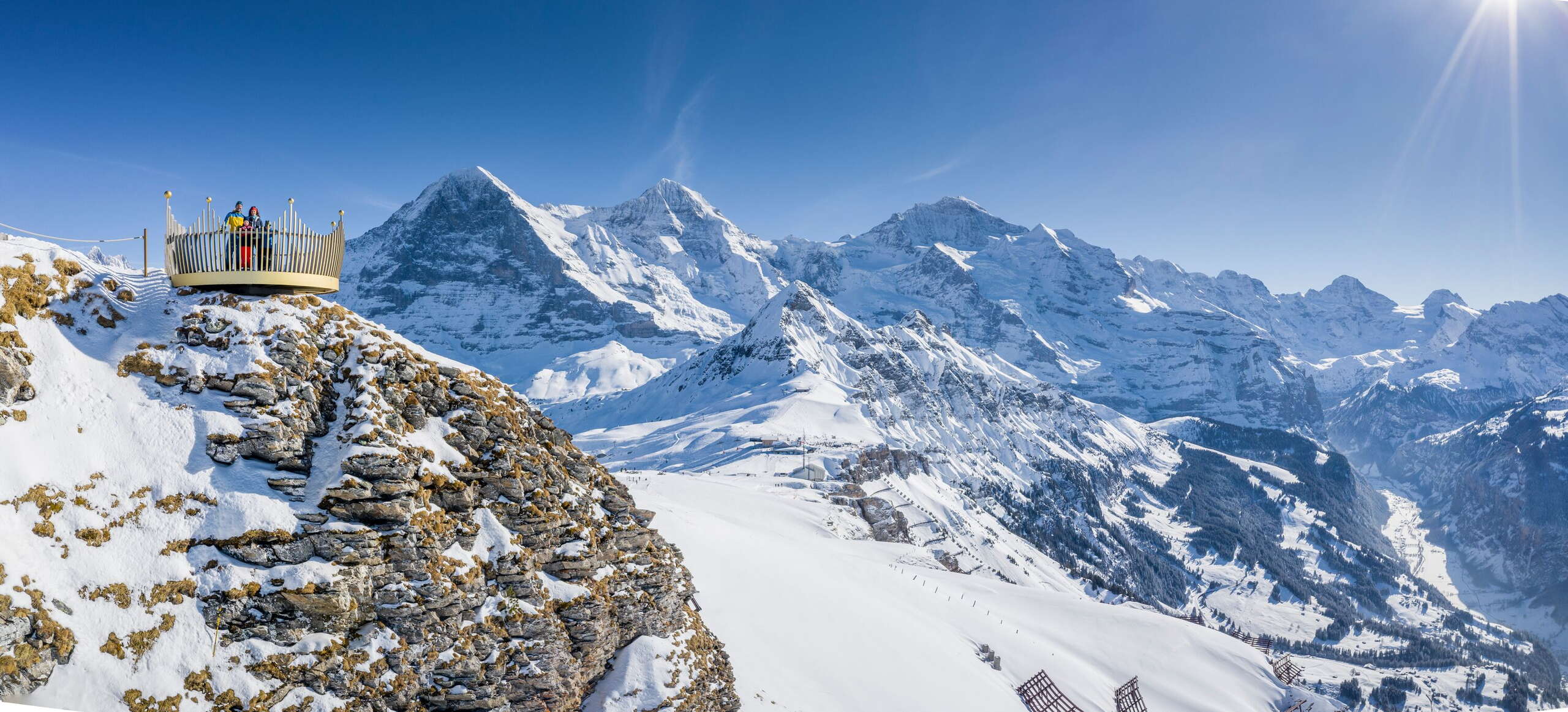 Luftseilbahn Wengen - Männlichen im Winter. Winterwandern, Schlitteln, Aussichtspunkt und Gondelbahn. 