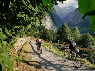 Cyclists on their way from Wengen to Lauterbrunnen. The route offers unique views of the Lauterbrunnen Valley.