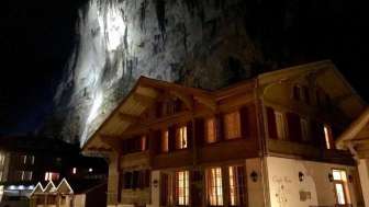 Chalet Rosa bei Nacht